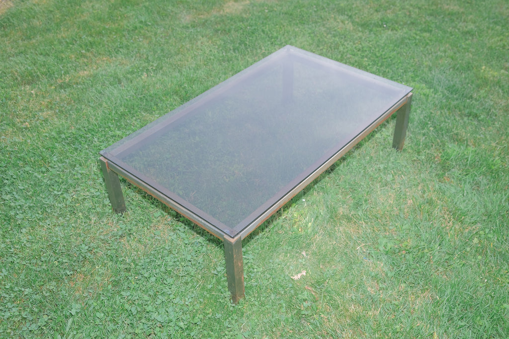 TABLE BASSSE EN MÉTAL ET VERRE FUMÉ DES ANNÉES 1970