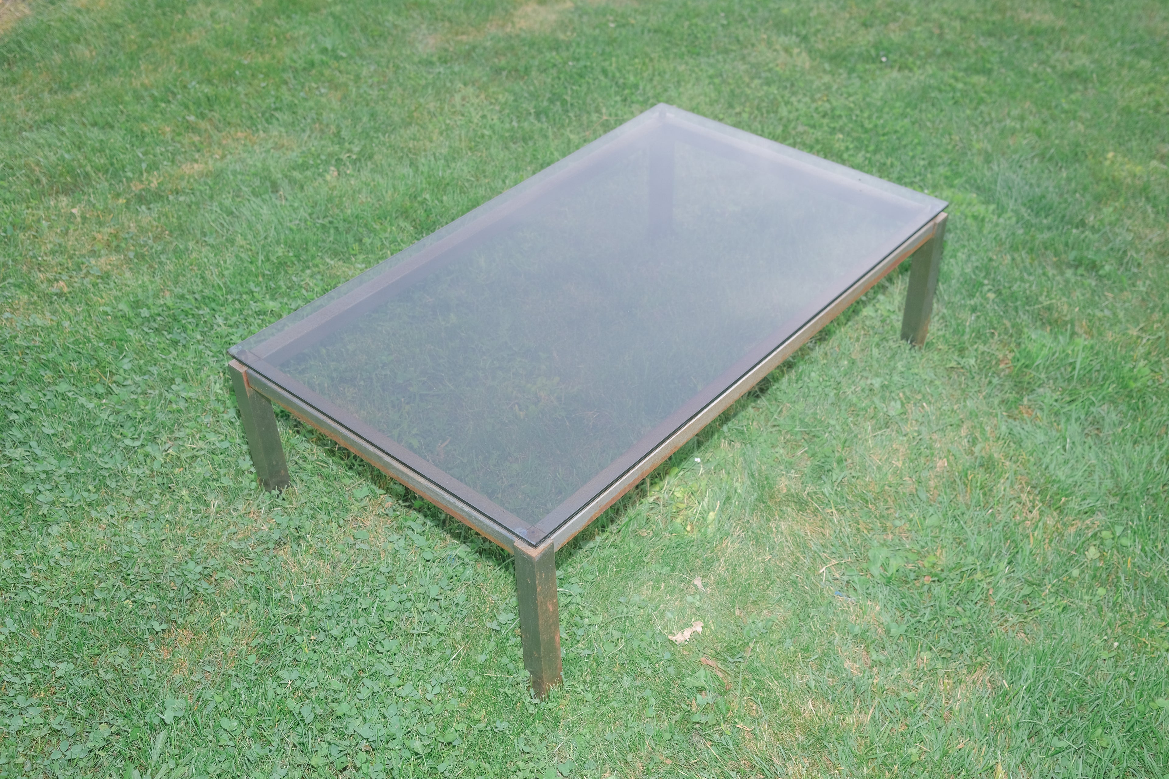 TABLE BASSSE EN MÉTAL ET VERRE FUMÉ DES ANNÉES 1970