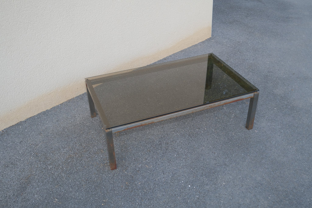 TABLE BASSSE EN MÉTAL ET VERRE FUMÉ DES ANNÉES 1970