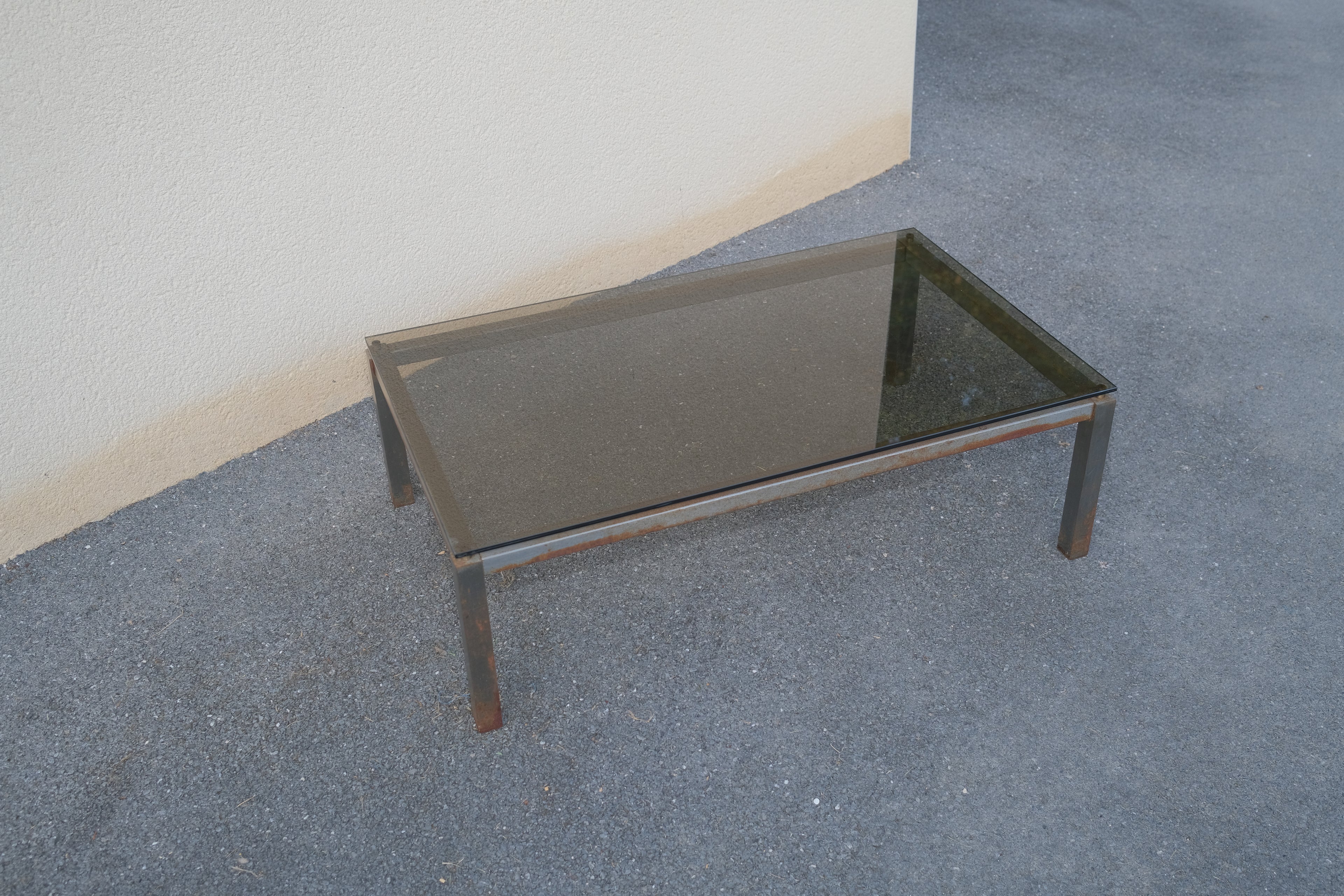 TABLE BASSSE EN MÉTAL ET VERRE FUMÉ DES ANNÉES 1970
