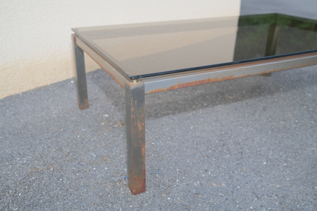 TABLE BASSSE EN MÉTAL ET VERRE FUMÉ DES ANNÉES 1970