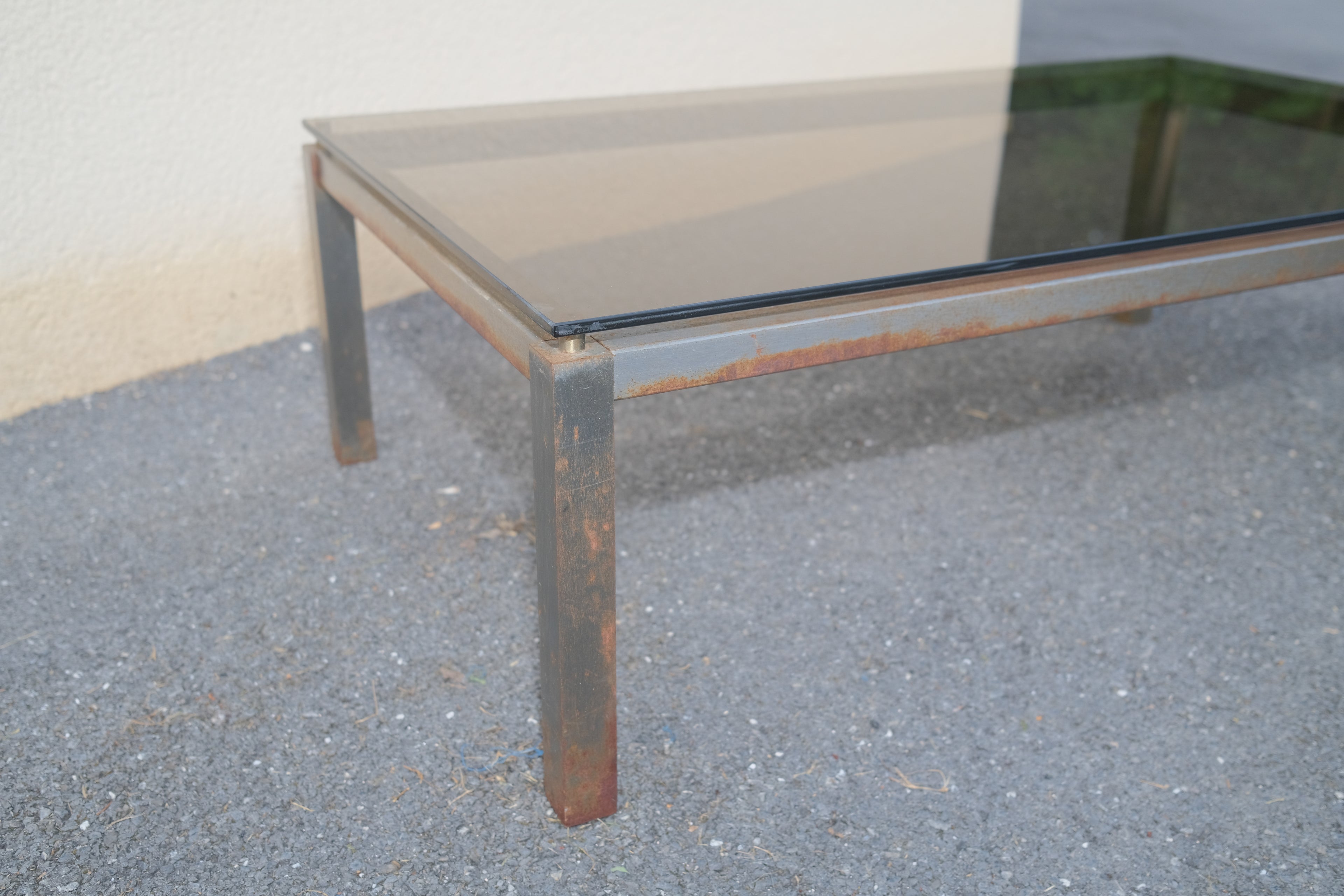 TABLE BASSSE EN MÉTAL ET VERRE FUMÉ DES ANNÉES 1970
