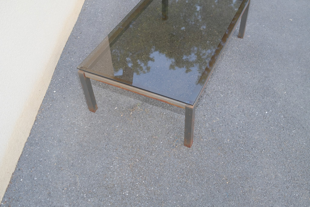 TABLE BASSSE EN MÉTAL ET VERRE FUMÉ DES ANNÉES 1970
