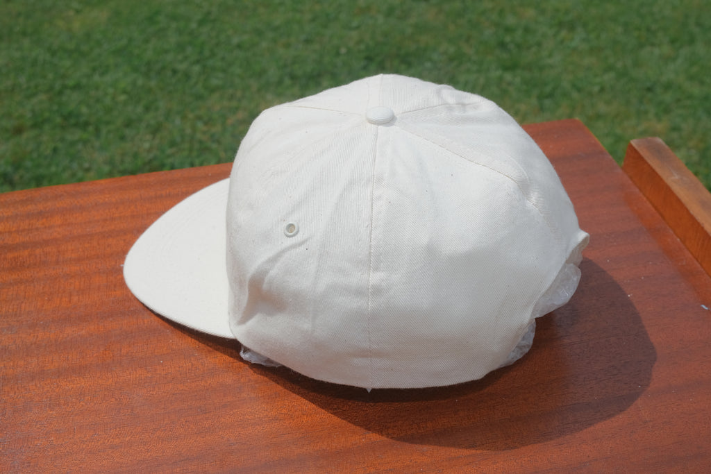 CASQUETTE GRAPHIQUE BLANC CASSÉ