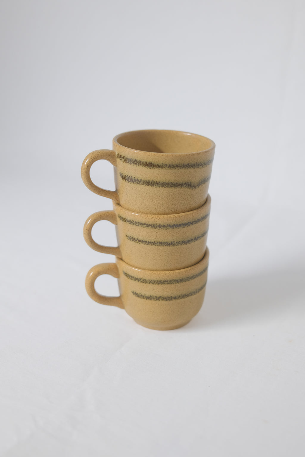 TRIO DE TASSES EN GRÈS BEIGE/ORANGÉ
