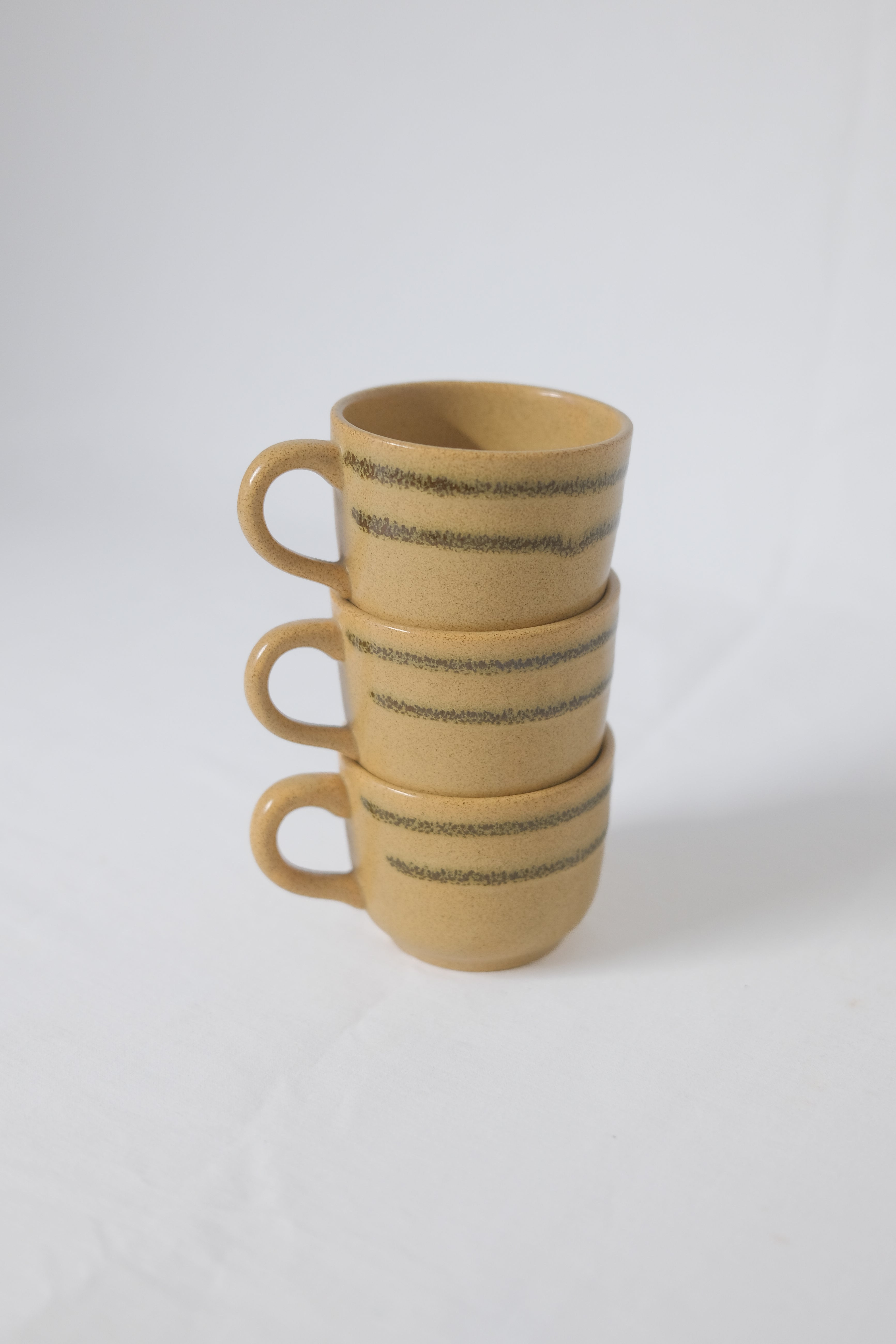 TRIO DE TASSES EN GRÈS BEIGE/ORANGÉ