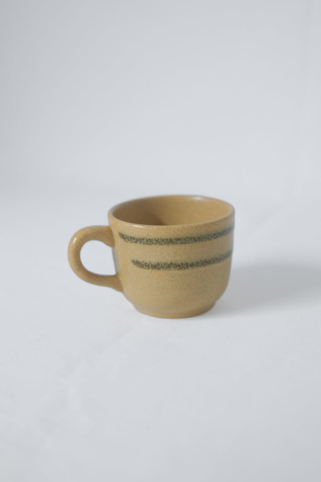 TRIO DE TASSES EN GRÈS BEIGE/ORANGÉ