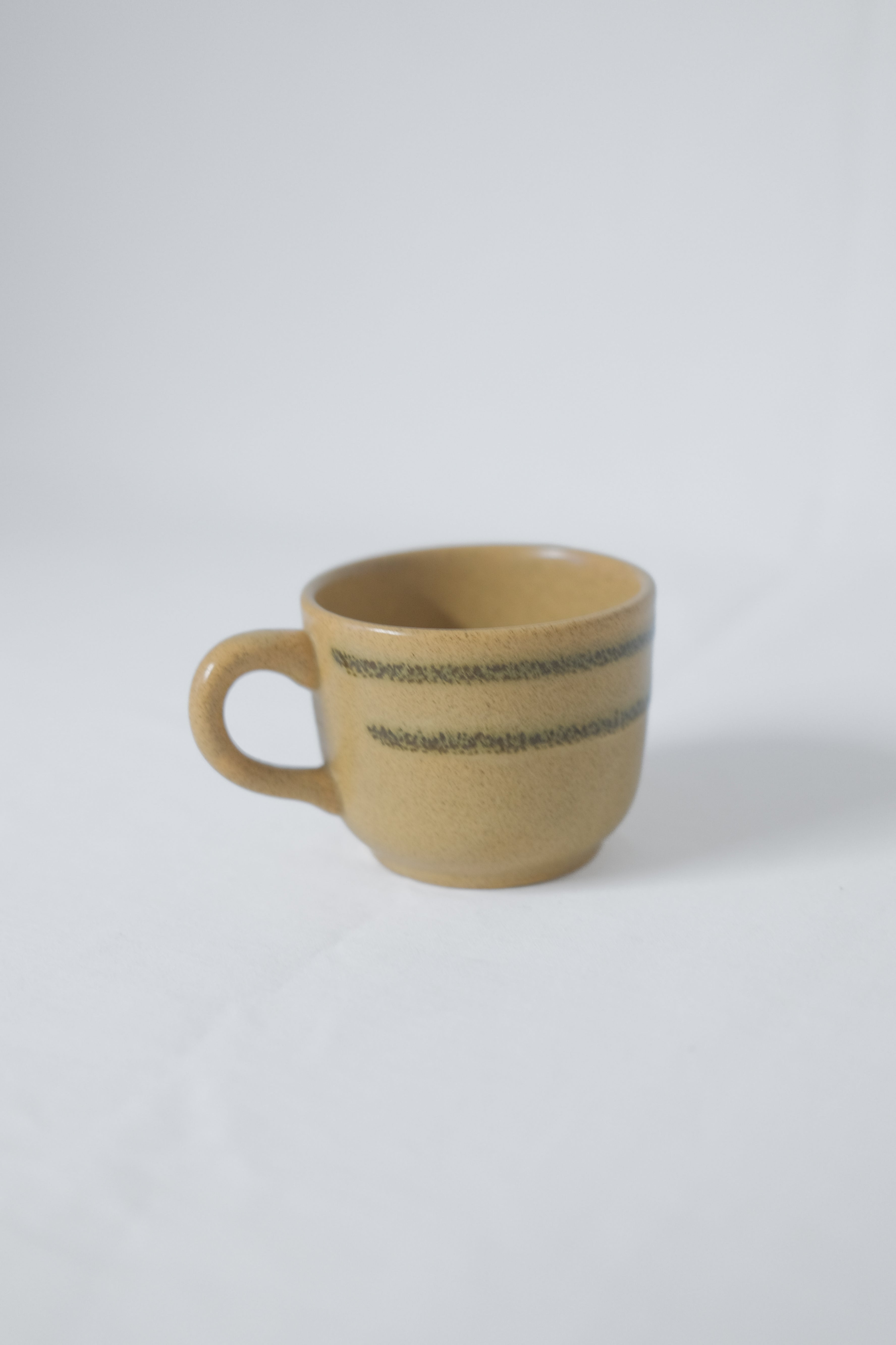 TRIO DE TASSES EN GRÈS BEIGE/ORANGÉ
