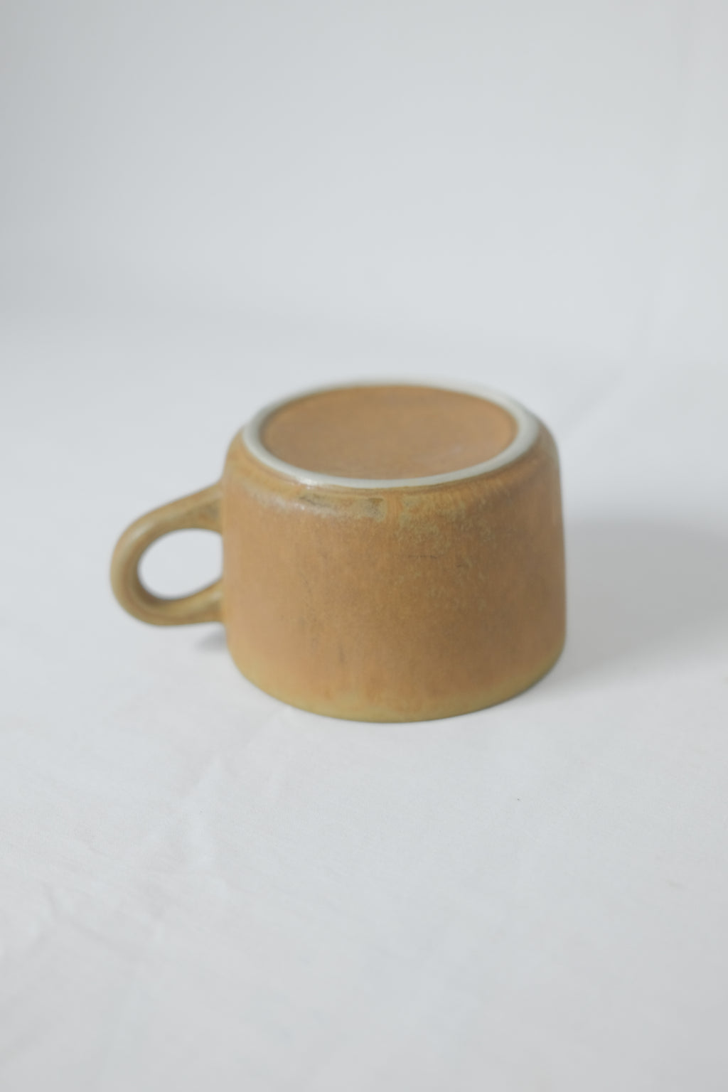 GROSSE TASSE EN GRÈS BRUN