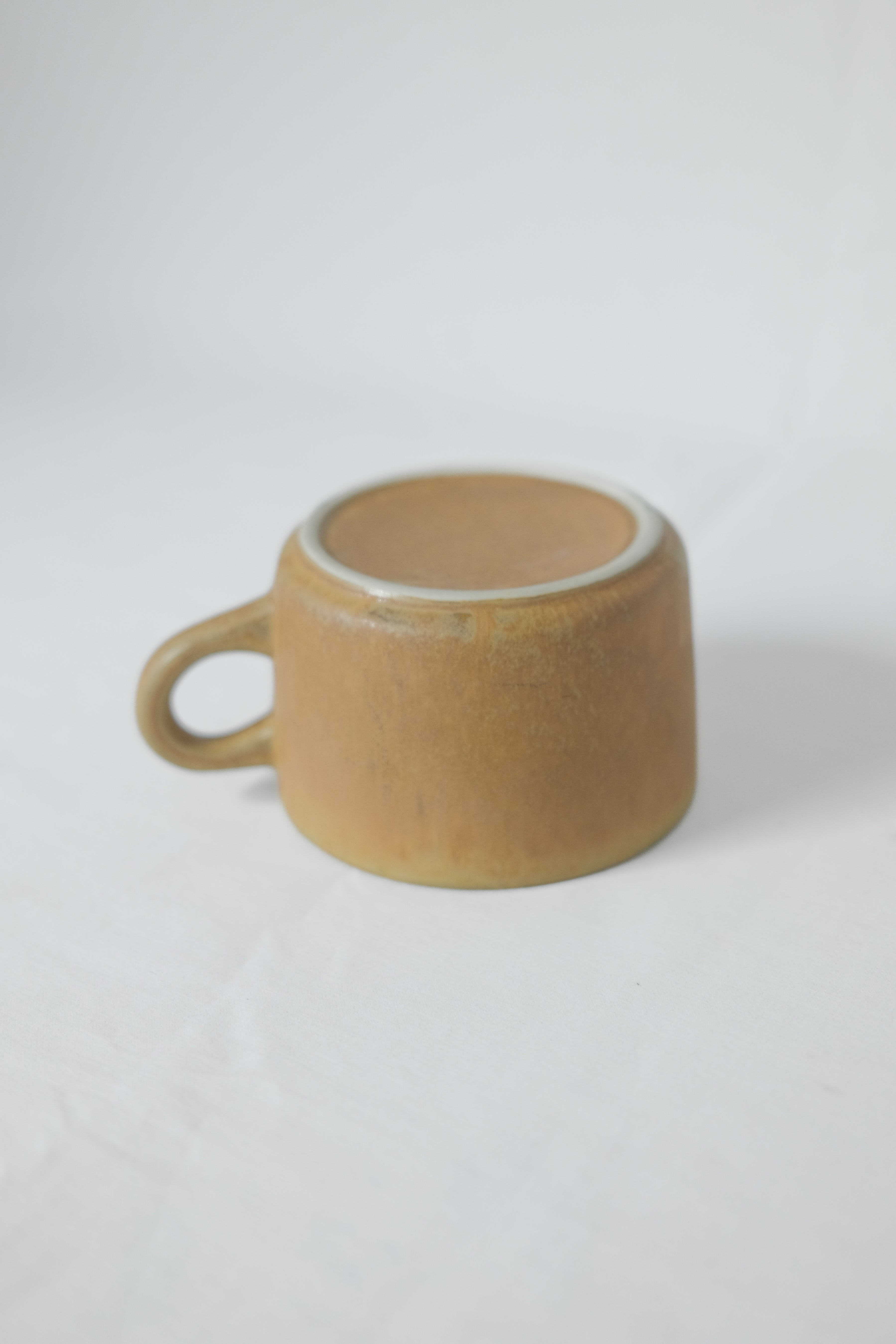 GROSSE TASSE EN GRÈS BRUN