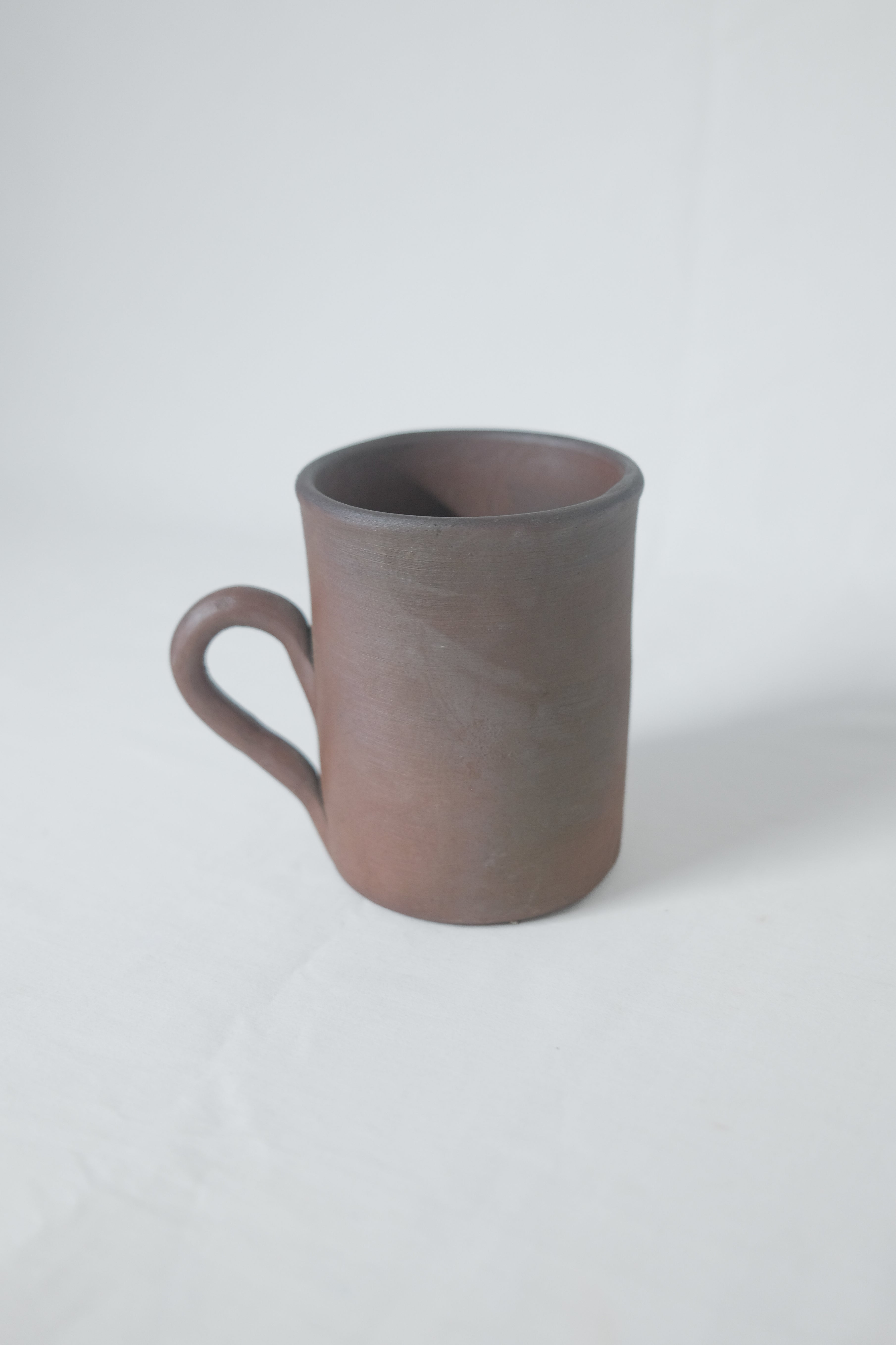 GROSSE TASSE EN GRÈS MARRON/PRUNE