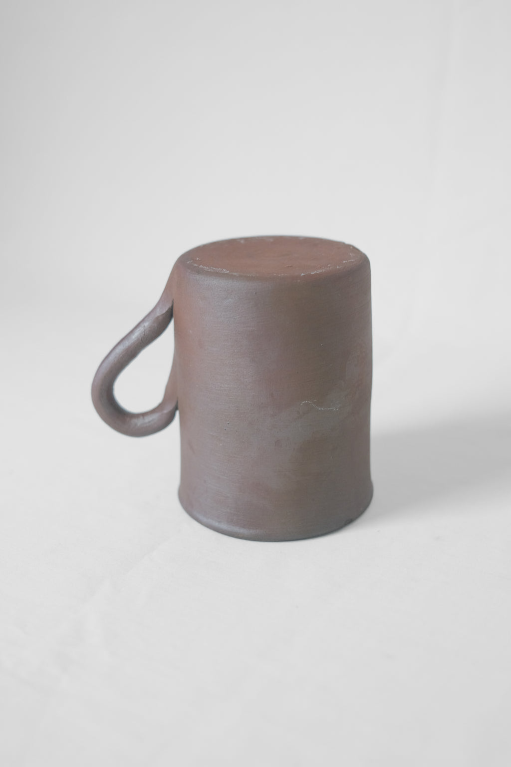 GROSSE TASSE EN GRÈS MARRON/PRUNE