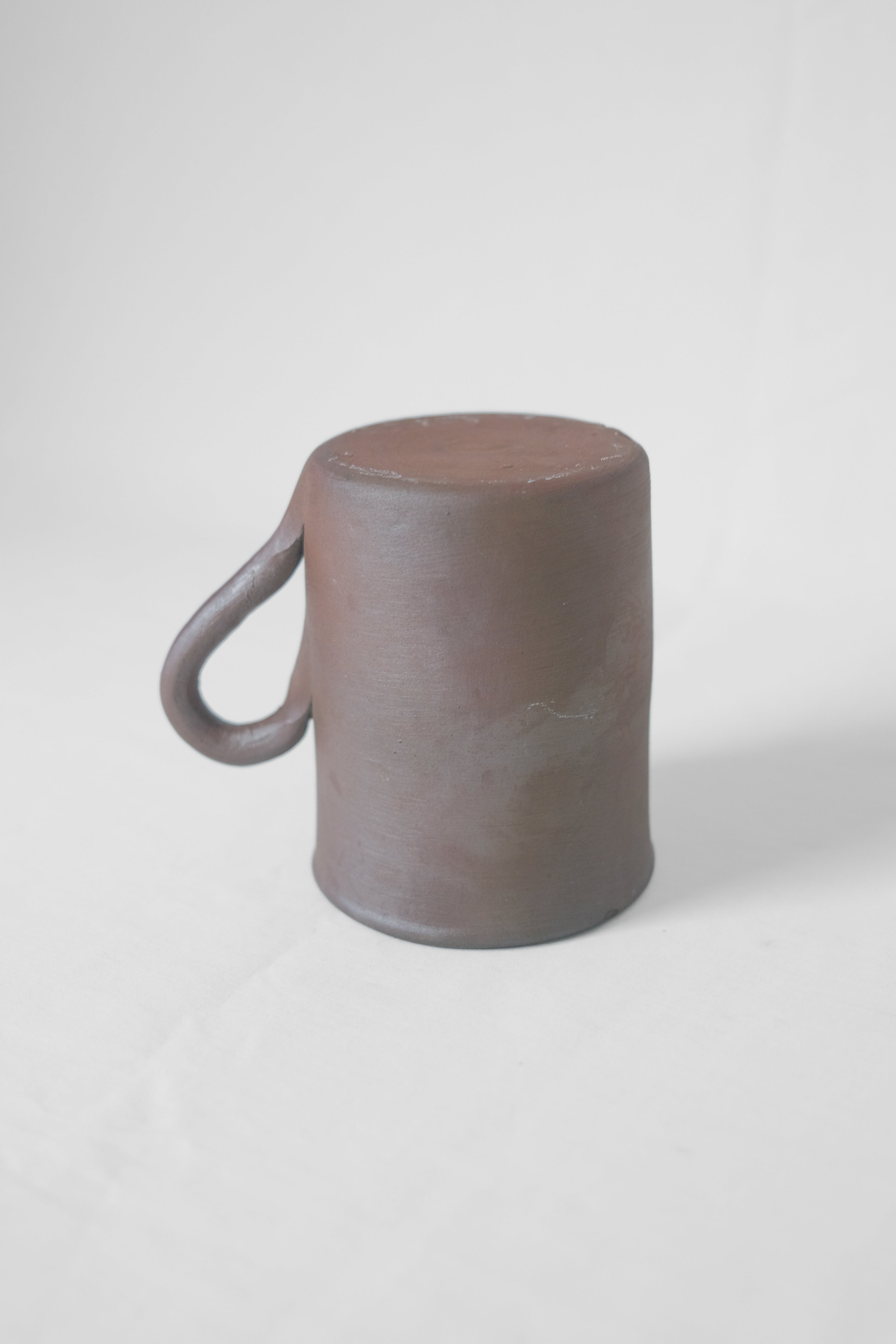 GROSSE TASSE EN GRÈS MARRON/PRUNE