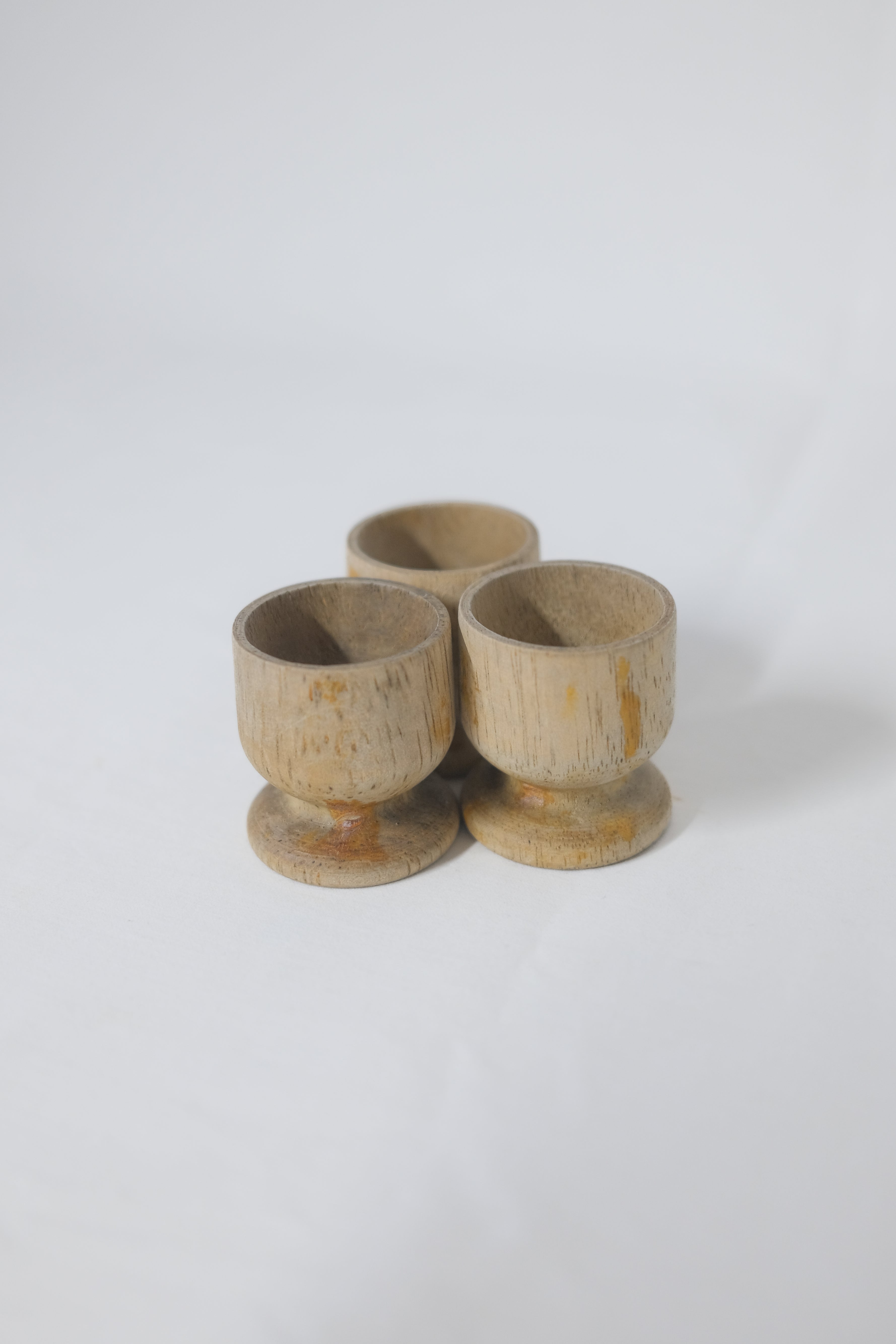 TRIO DE COQUETIERS EN BOIS