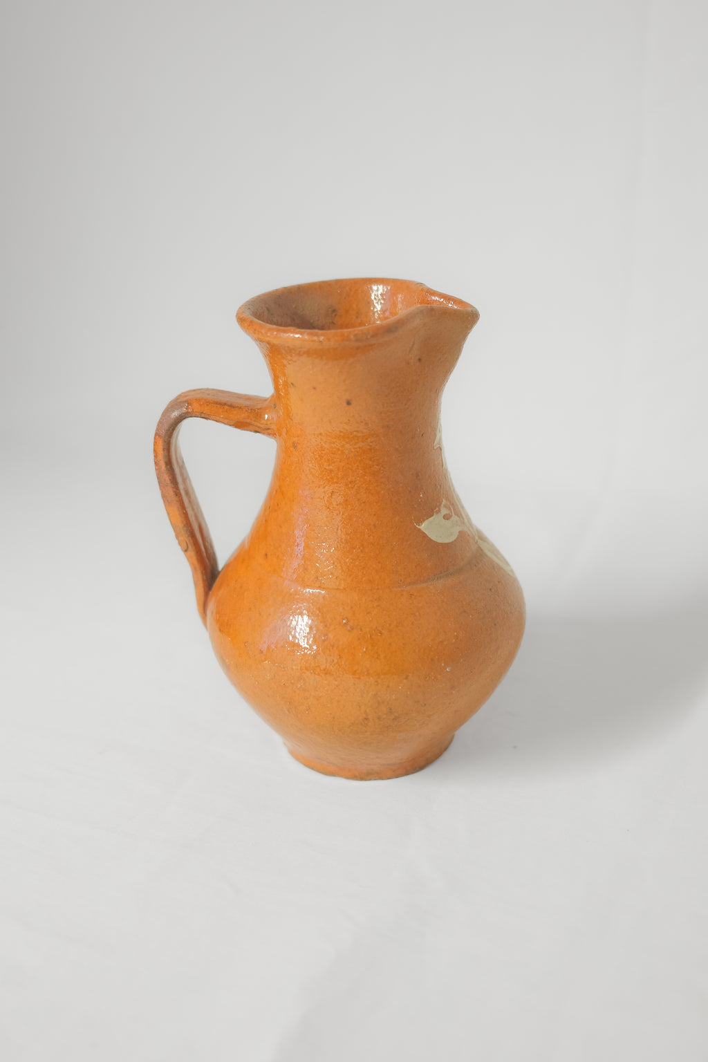 CARAFE EN GRÈS BRUN AVEC MOTIF FLORAL