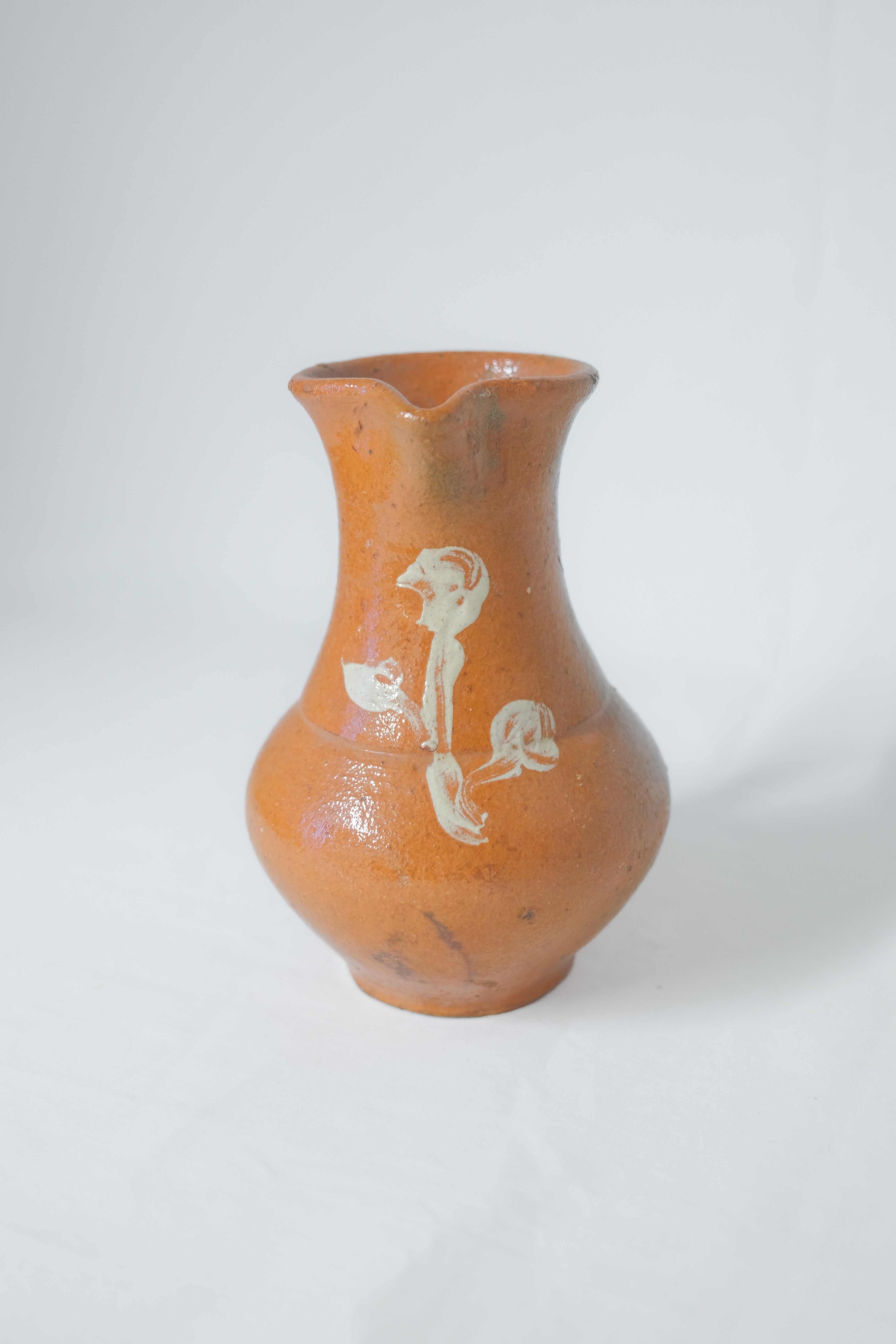 CARAFE EN GRÈS BRUN AVEC MOTIF FLORAL