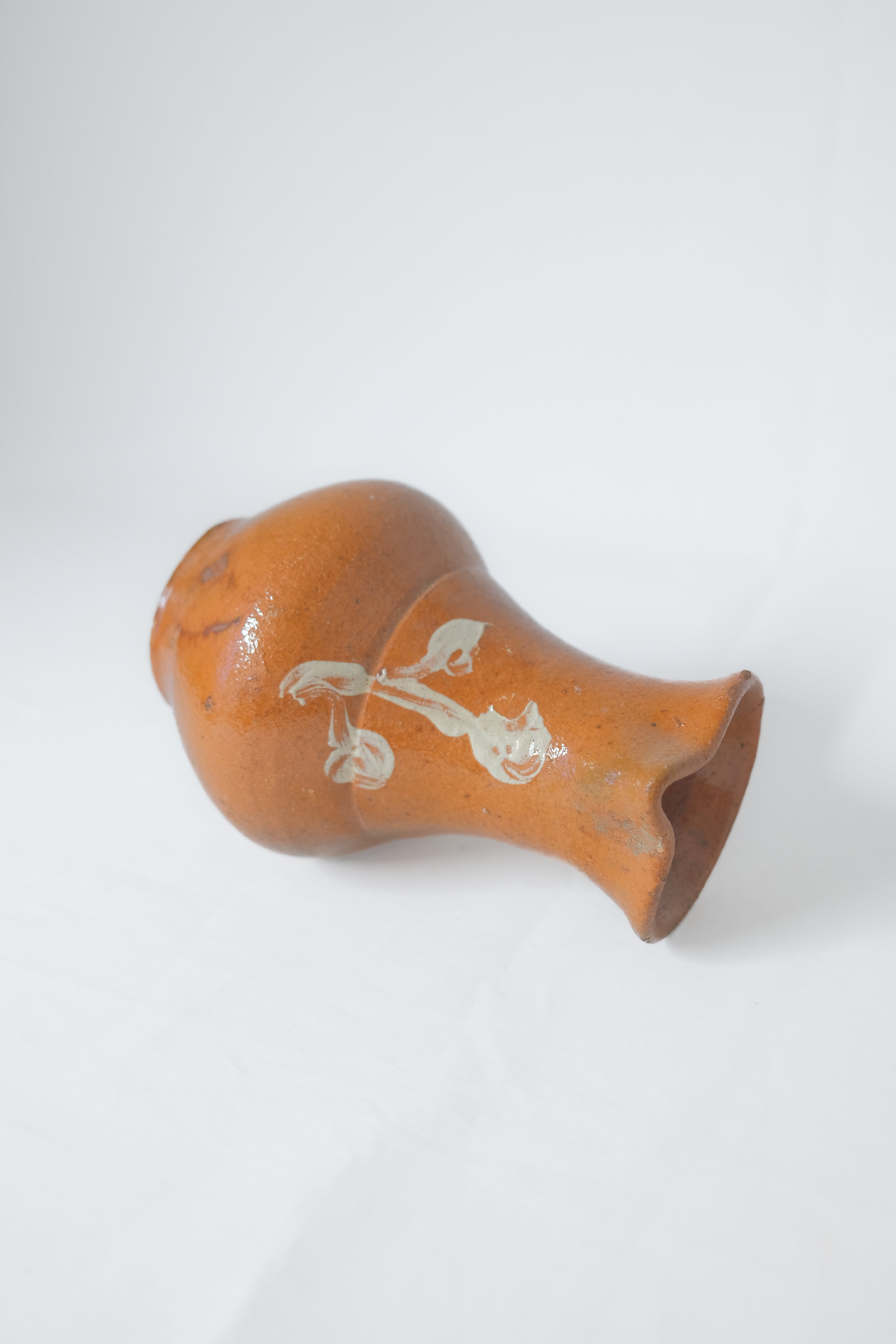 CARAFE EN GRÈS BRUN AVEC MOTIF FLORAL