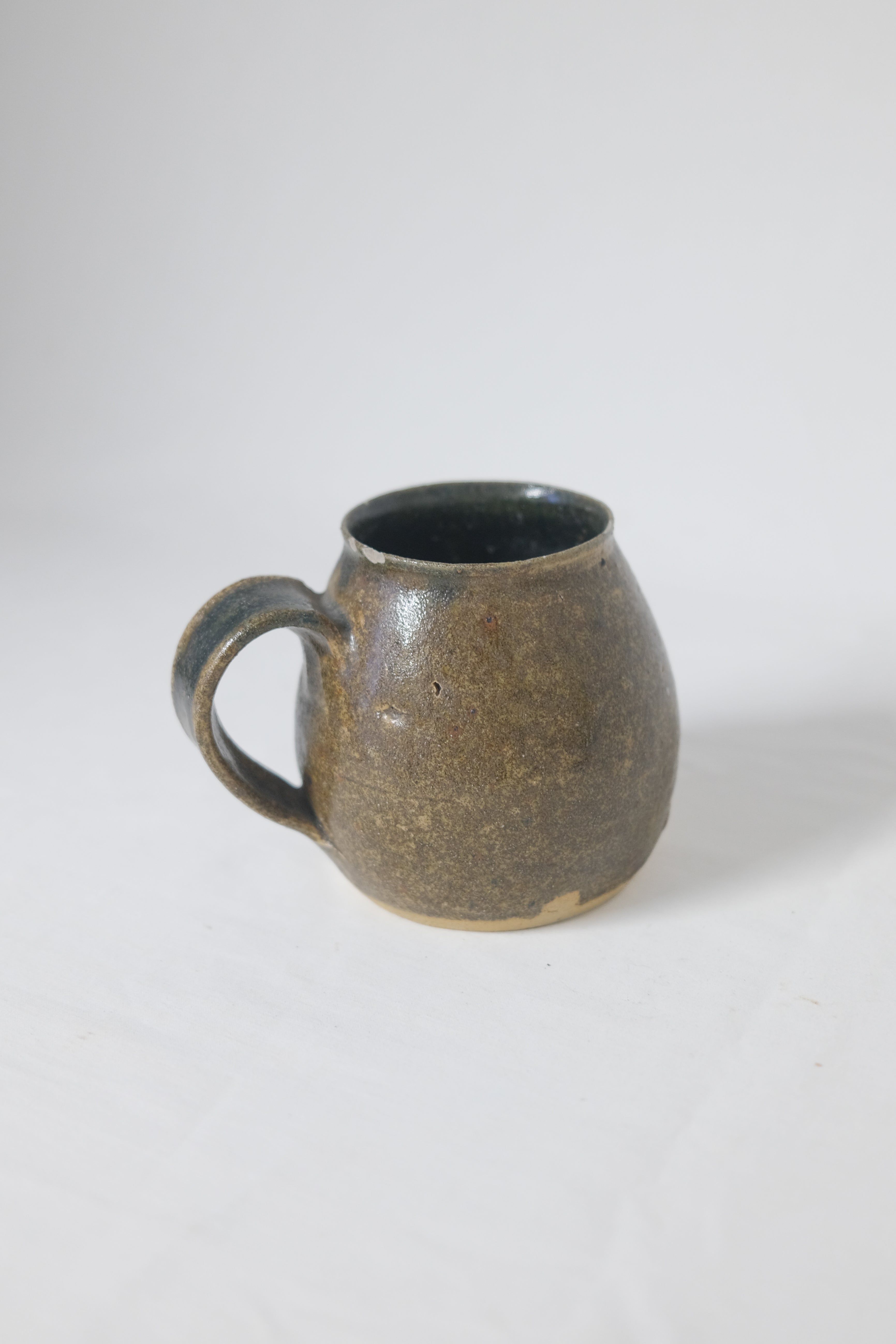 TASSE EN GRÈS BRUN/VERT