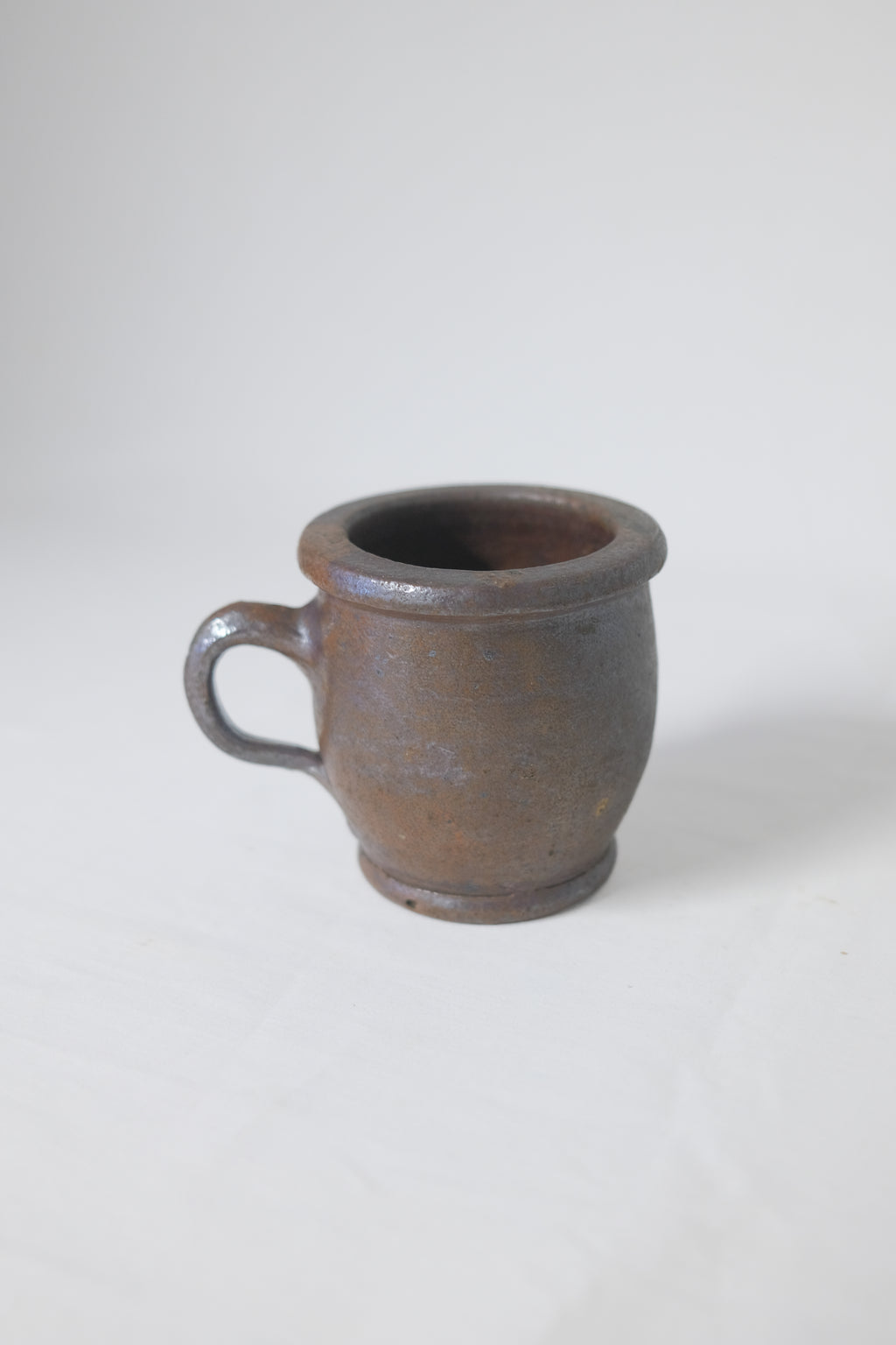 TASSE EN GRÈS BRUN/PRUNE