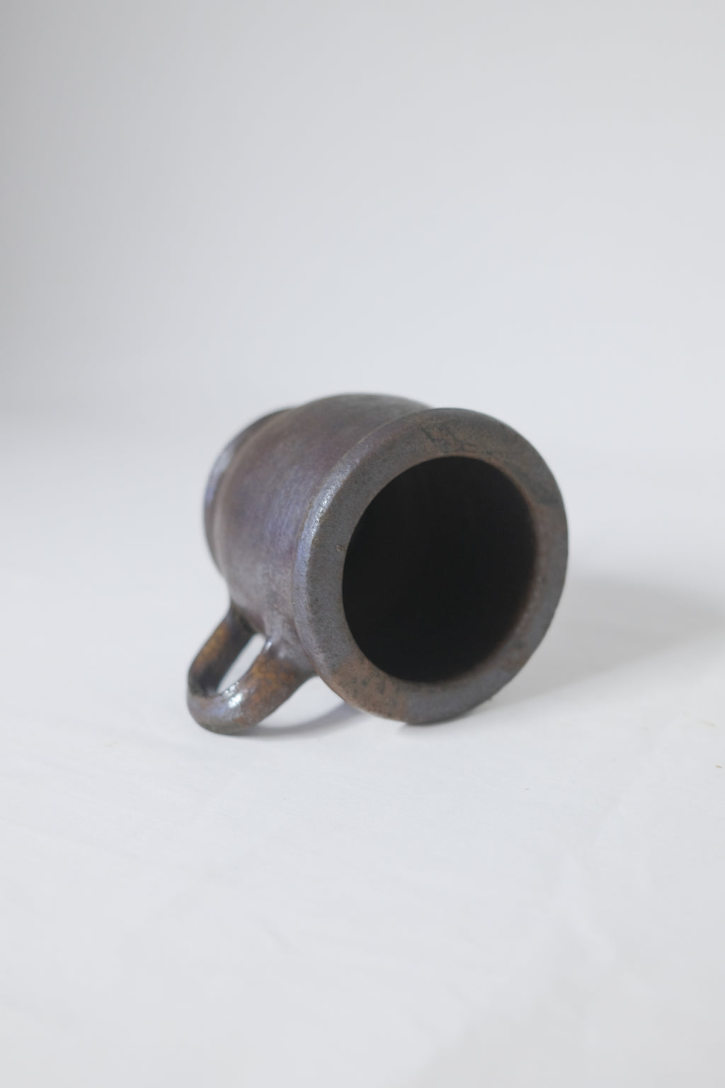 TASSE EN GRÈS BRUN/PRUNE