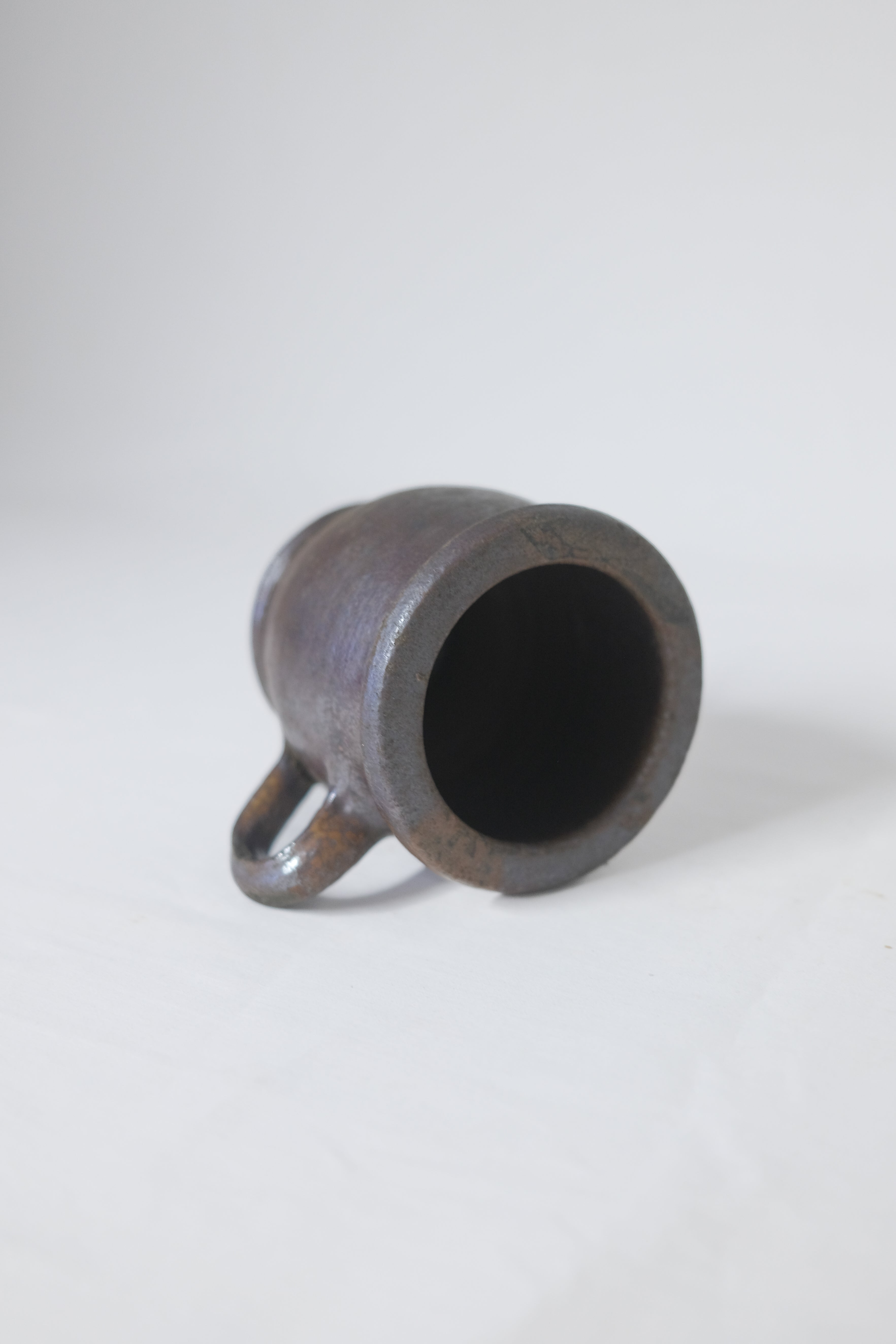 TASSE EN GRÈS BRUN/PRUNE