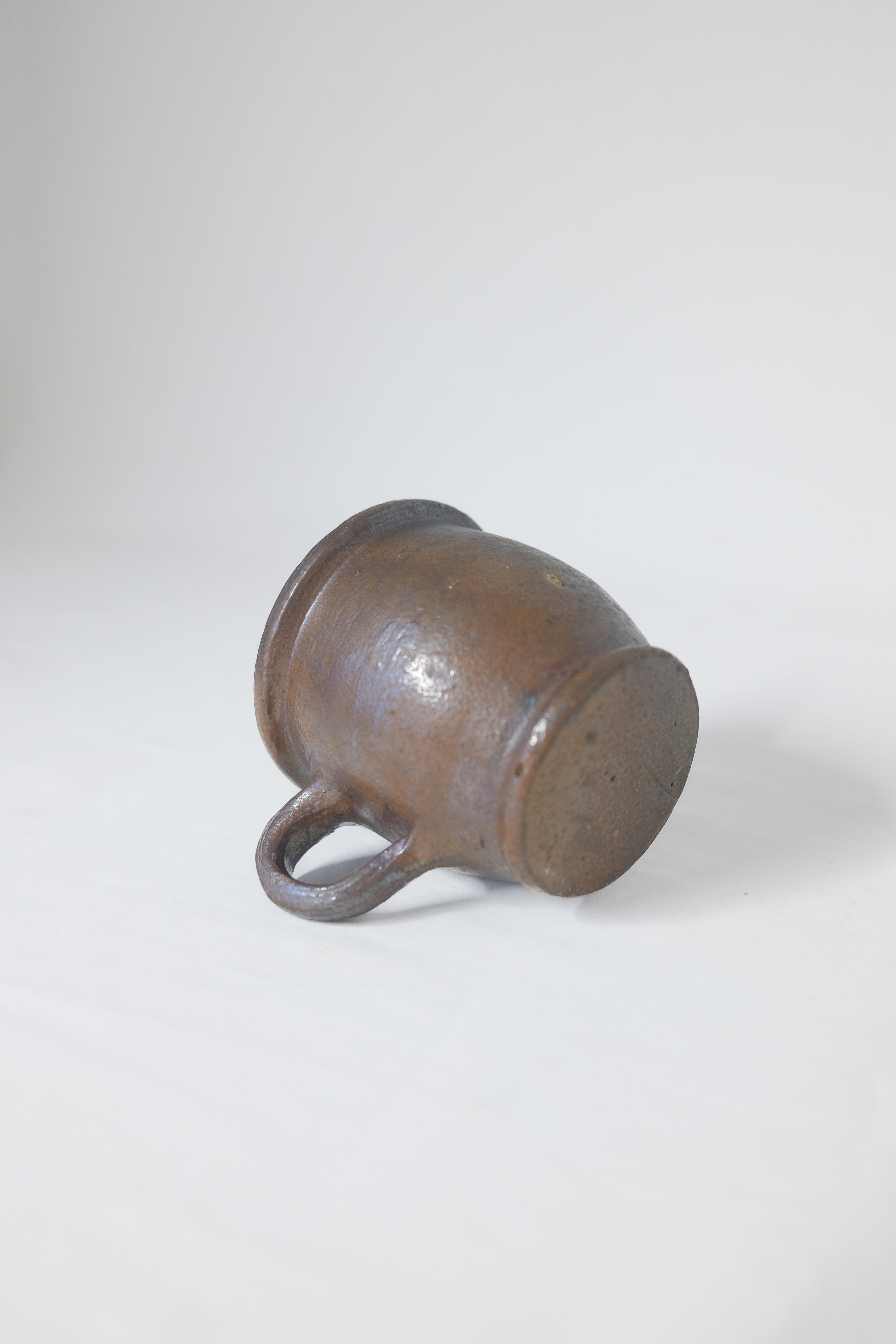 TASSE EN GRÈS BRUN/PRUNE