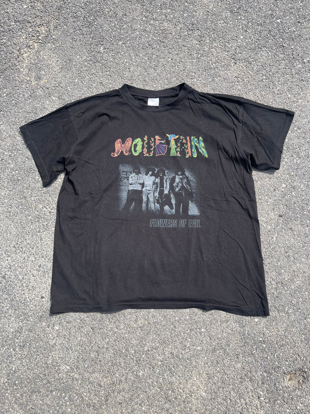 T-SHIRT NOIR REPRÉSENTANT LA POCHETTE DE L’ALBUM FLOWERS OF EVIL DU GROUPE MOUNTAIN