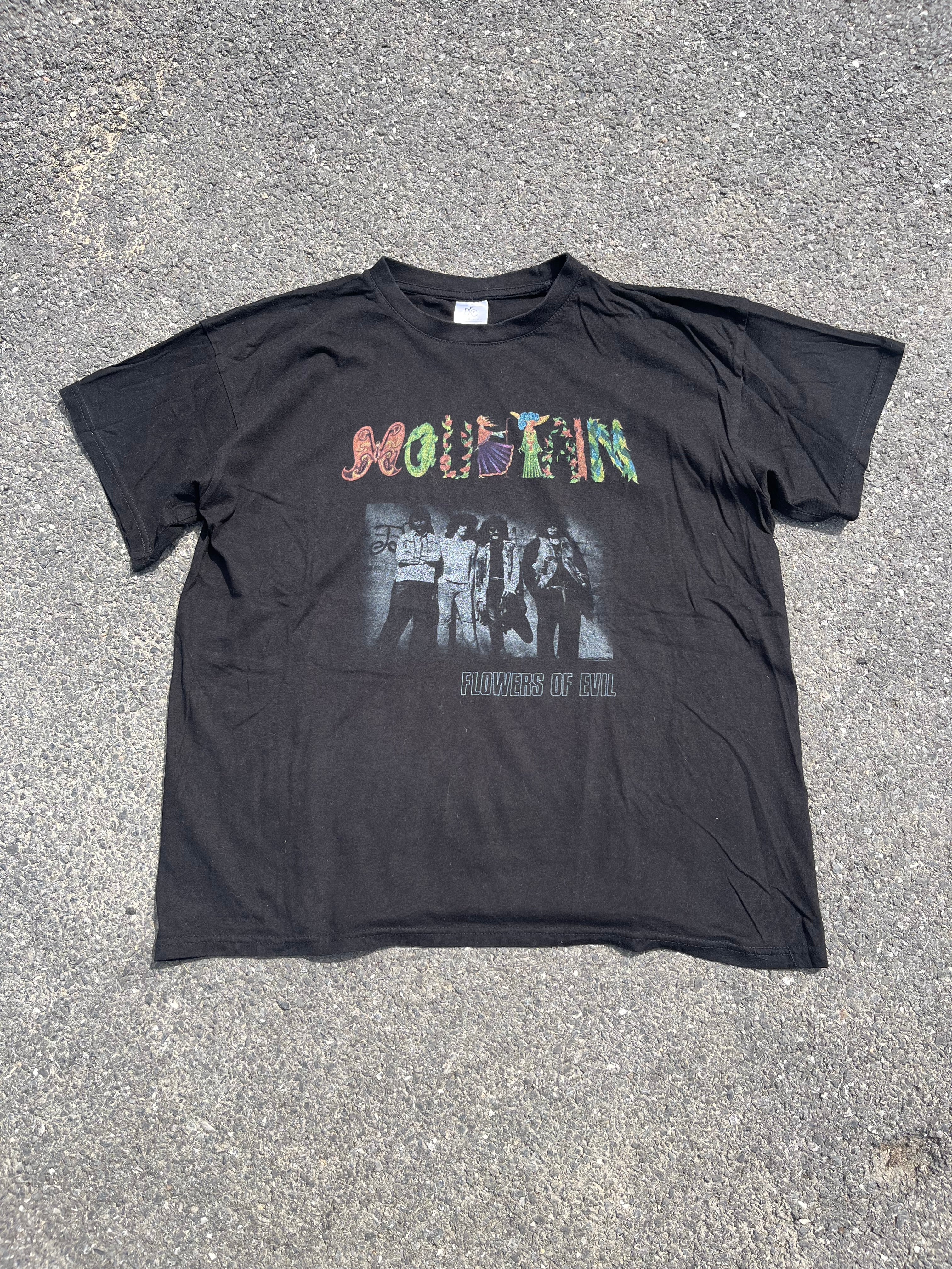 T-SHIRT NOIR REPRÉSENTANT LA POCHETTE DE L’ALBUM FLOWERS OF EVIL DU GROUPE MOUNTAIN
