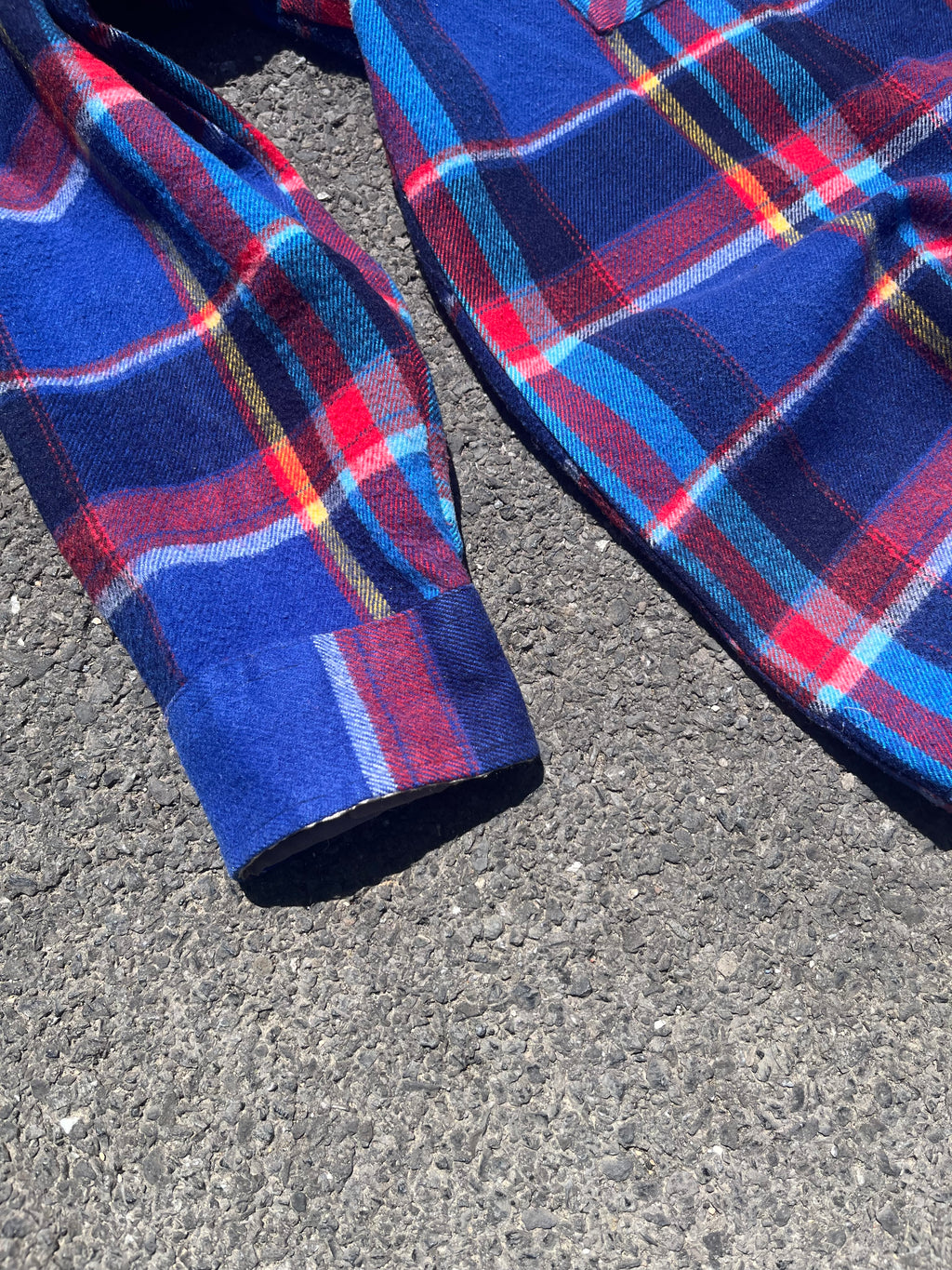 CHEMISE FLANNEL À CARREAUX BLEU ET ROUGE