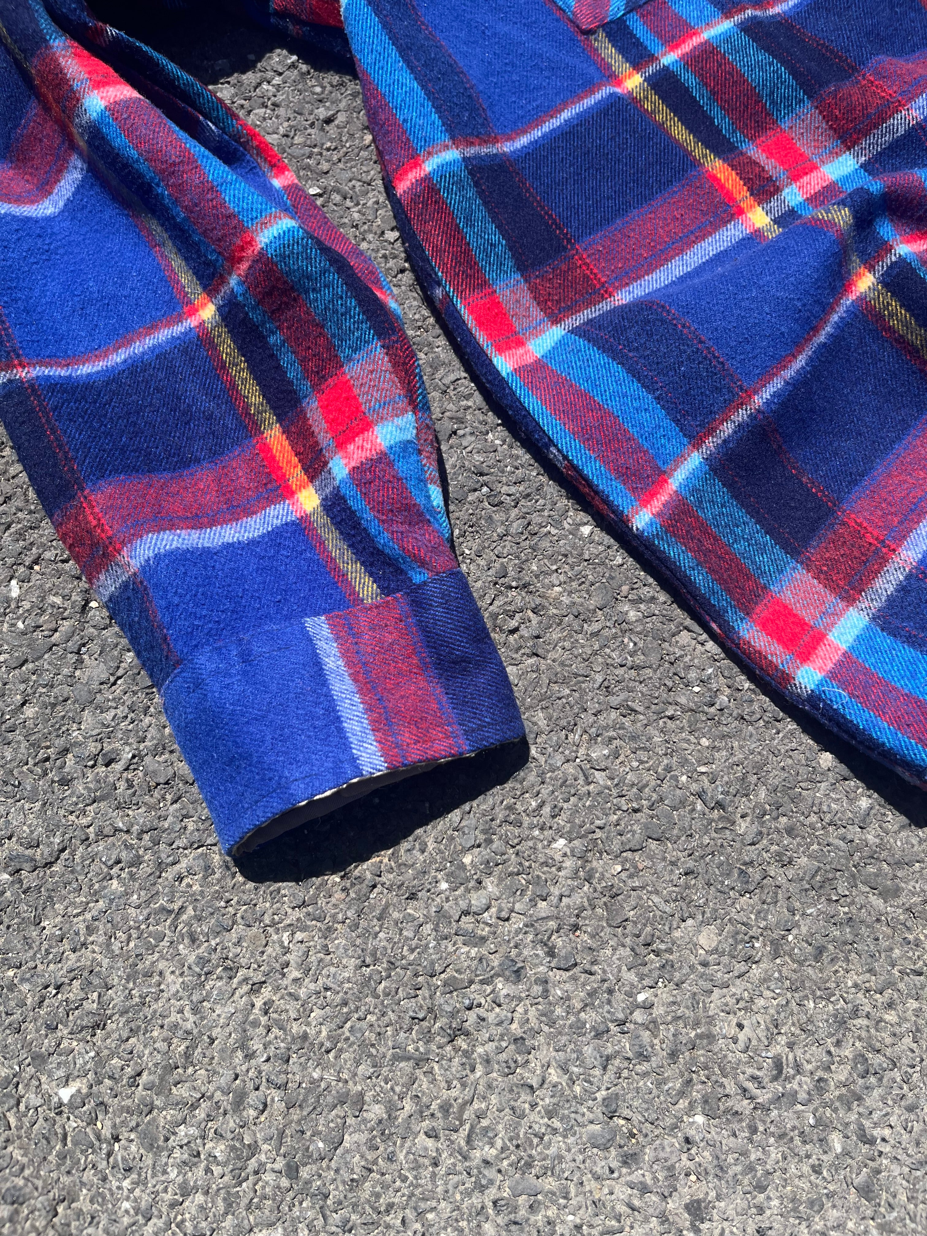 CHEMISE FLANNEL À CARREAUX BLEU ET ROUGE