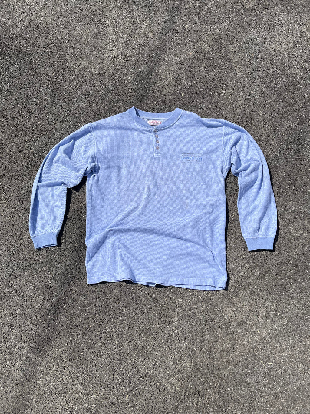 HAUT À MANCHE LONGUE ET BOUTONNIÈRE BLEU