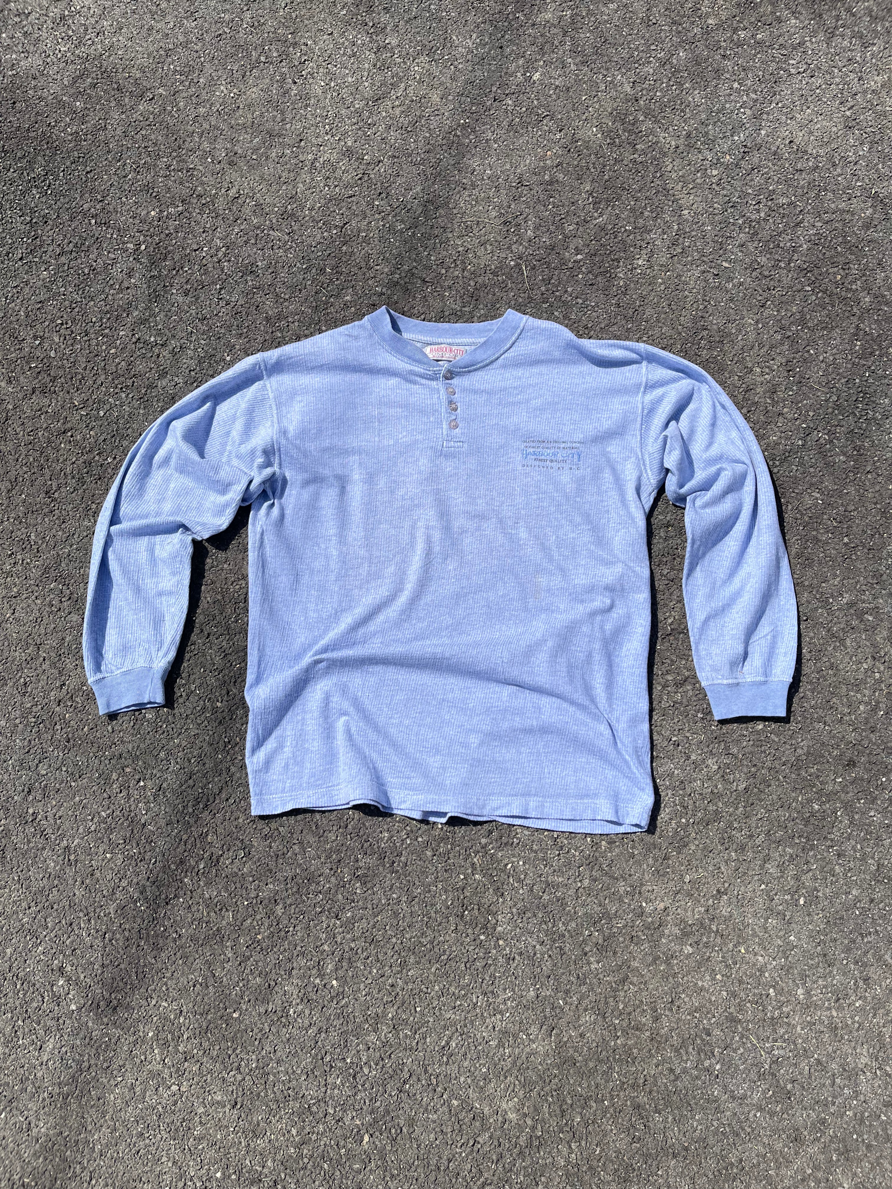 HAUT À MANCHE LONGUE ET BOUTONNIÈRE BLEU