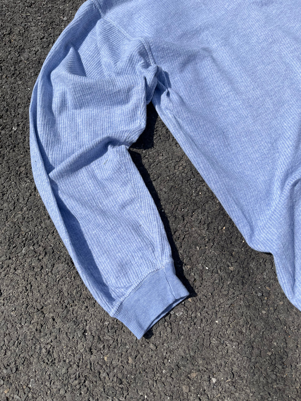 HAUT À MANCHE LONGUE ET BOUTONNIÈRE BLEU