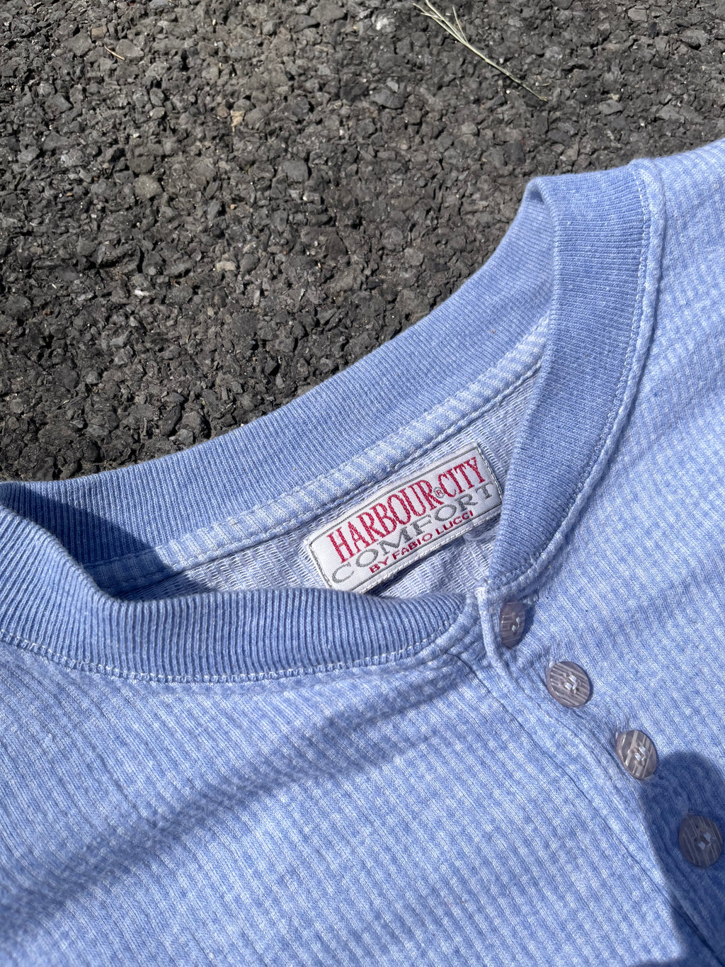 HAUT À MANCHE LONGUE ET BOUTONNIÈRE BLEU