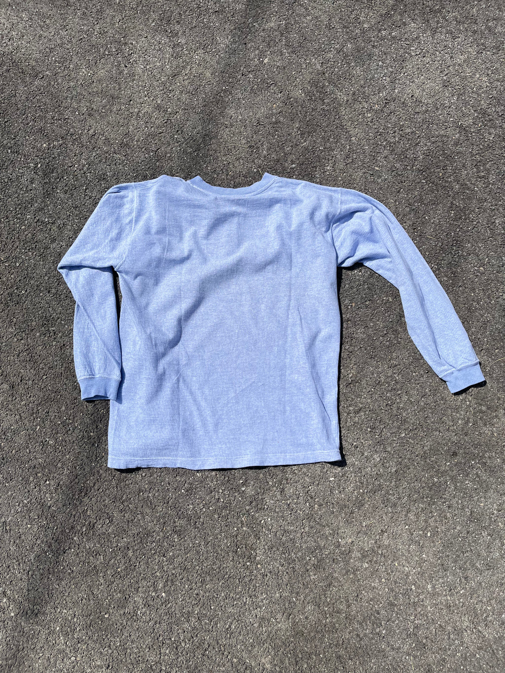 HAUT À MANCHE LONGUE ET BOUTONNIÈRE BLEU
