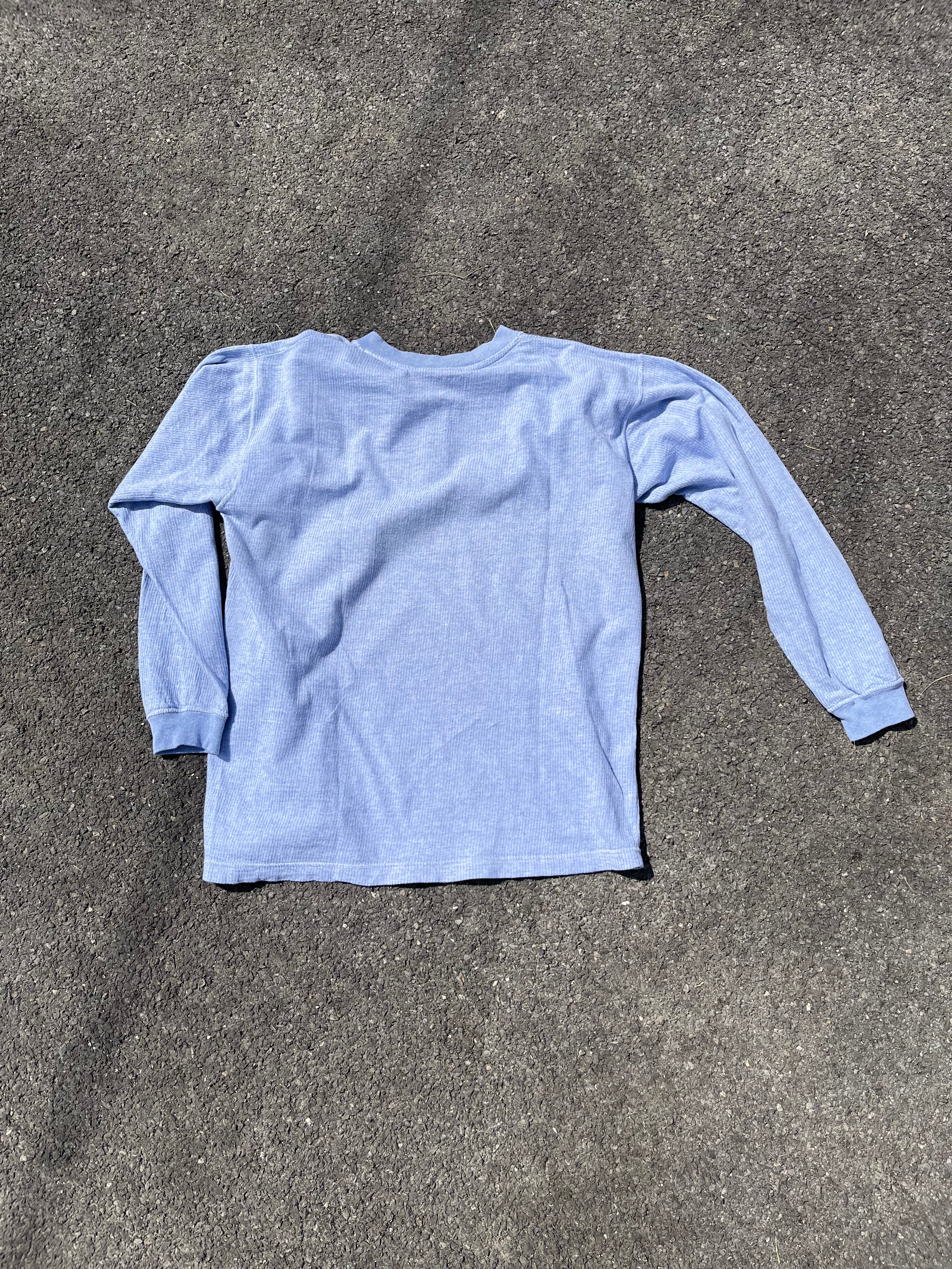 HAUT À MANCHE LONGUE ET BOUTONNIÈRE BLEU
